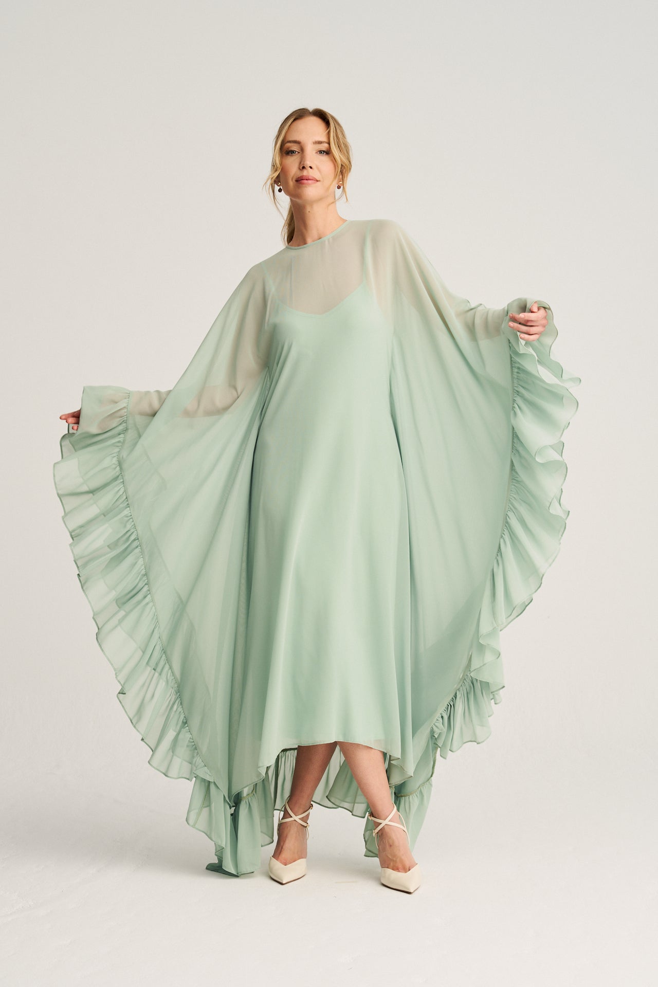 Vestido de fiesta en color verde pastel con gasa transparente, ideal para bodas de día o de noche con un estilo romántico y sofisticado.