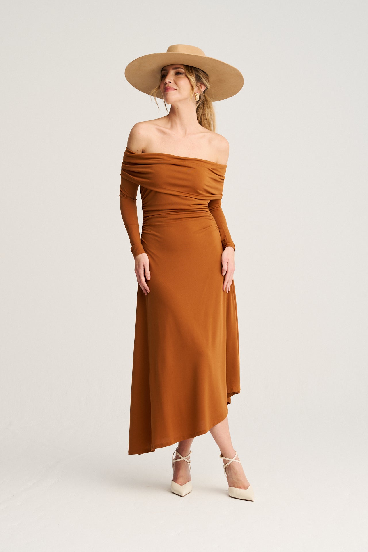 Vestido midi marrón para eventos especiales, diseño exclusivo con hombros descubiertos y fruncido en la cintura para un ajuste perfecto.