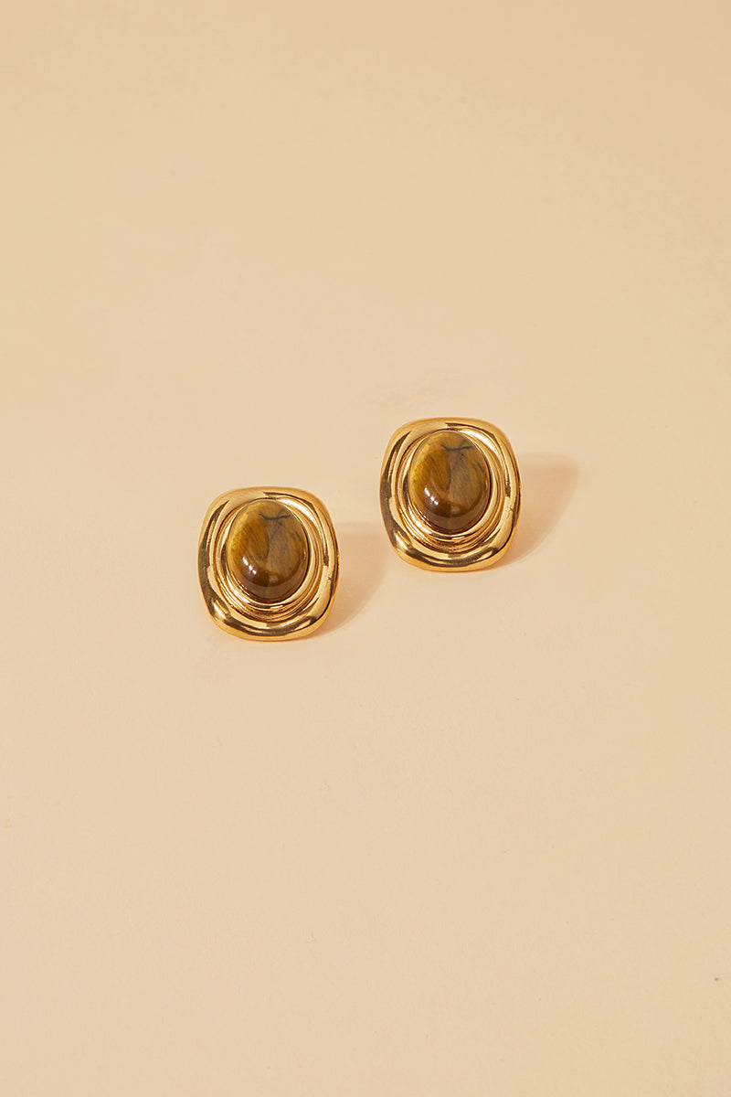 Pendientes cuadrados dorados elegantes con pieza central en tonos marrones, el accesorio perfecto para complementar looks sofisticados y modernos.