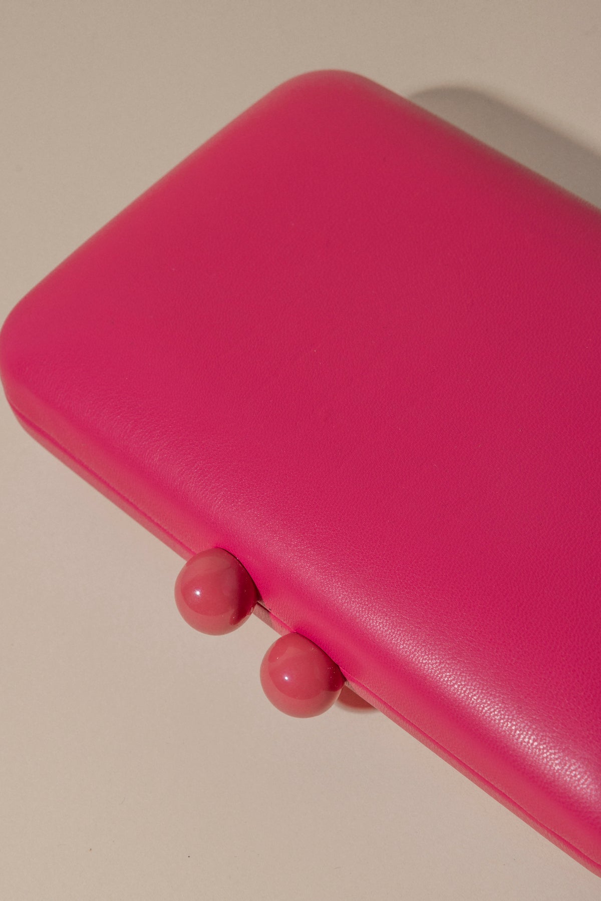 Clutch Bolitas Fucsia · Alegoria · - Bruna