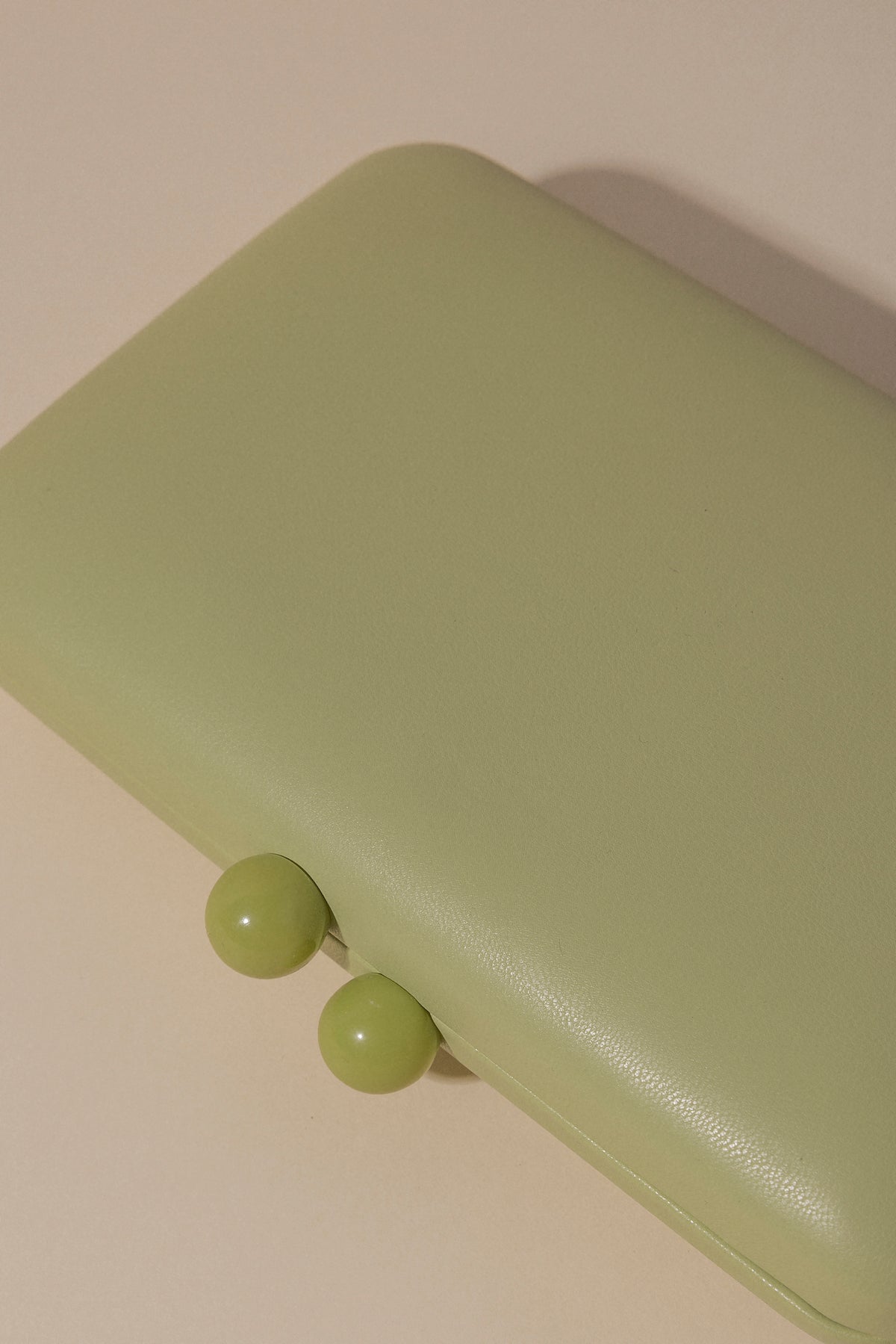 Clutch Bolitas Pistacho · Alegoria · - Bruna