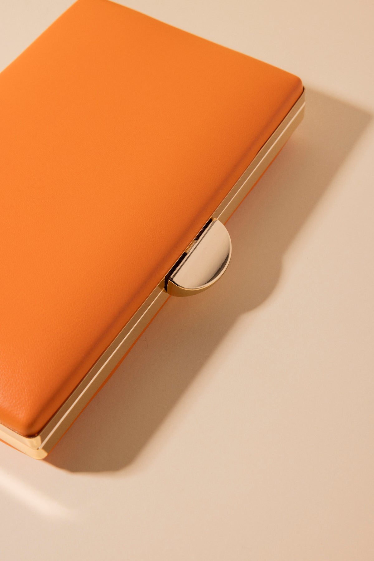 Clutch Iris Naranja · Hamptons · - Bruna